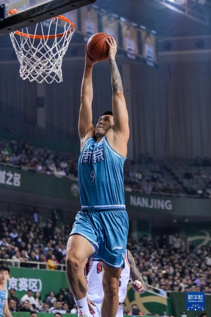 塔图姆单节爆砍20分率绿军大胜（塔图姆单节轰下20分带领绿军大胜）