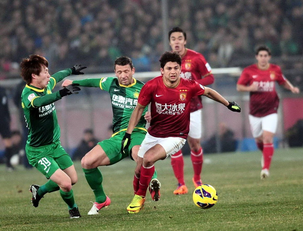 足球英超历史第2000场比赛达成（英超联赛迎来历史第2000场比赛）