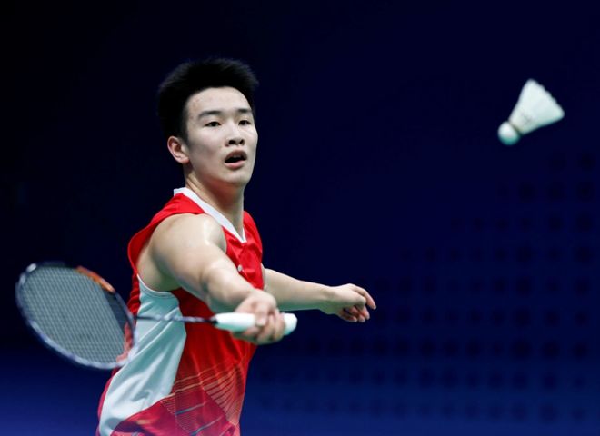 他挥拳庆祝 他挥拳庆祝